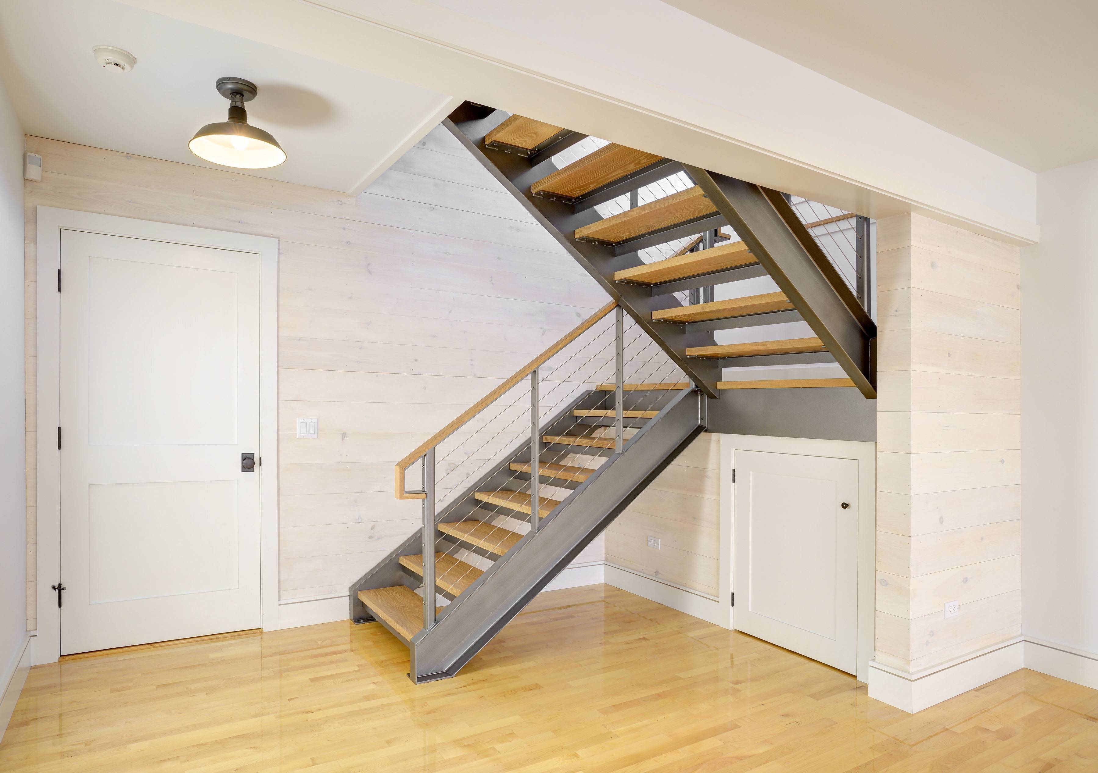 См лестниц. Мансардная лестница двухмаршевая. Лестница в доме на второй этаж двухмаршевая. Двухмаршевая лестница на мансардный этаж. Лестница деревянная двухмаршевая.