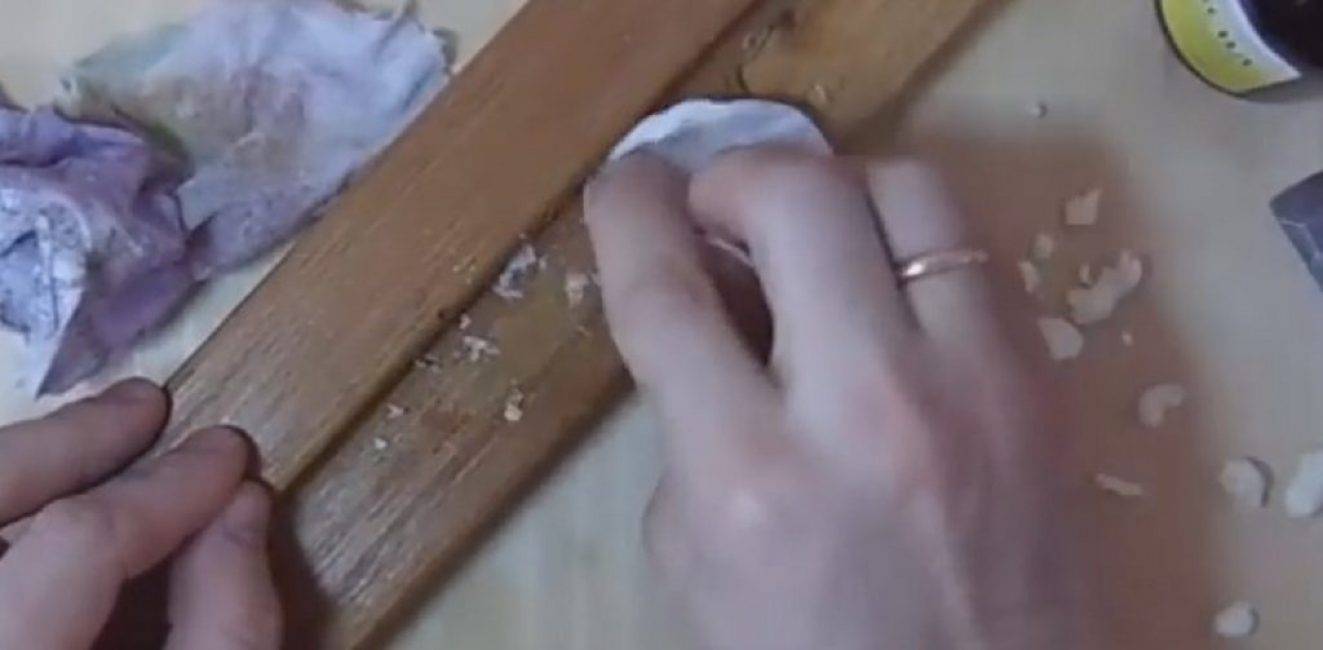 Нанесение шпаклевки на монтажную пену и как смыть ее с рук: обзор +видео