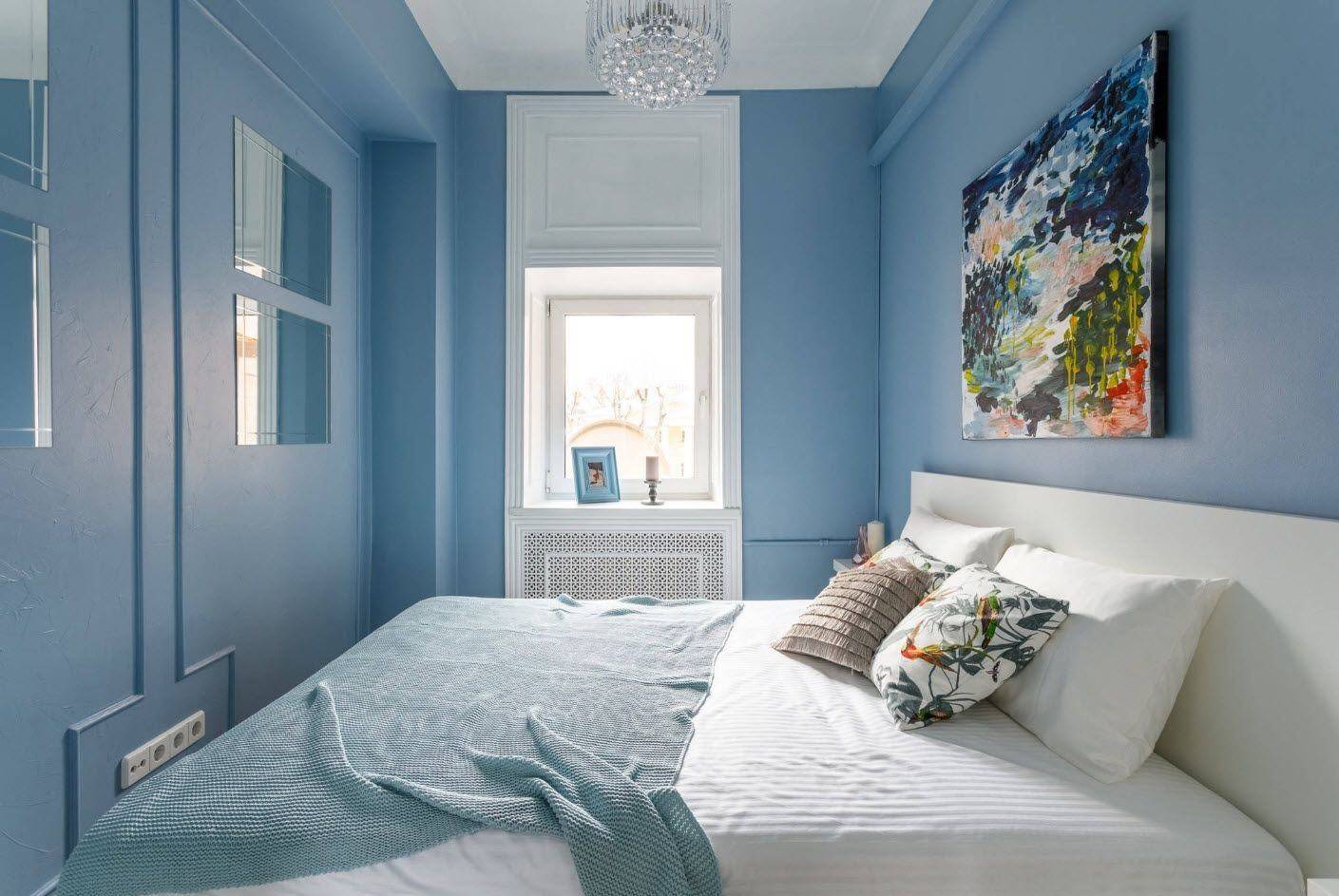 голубые стены в интерьере спальни