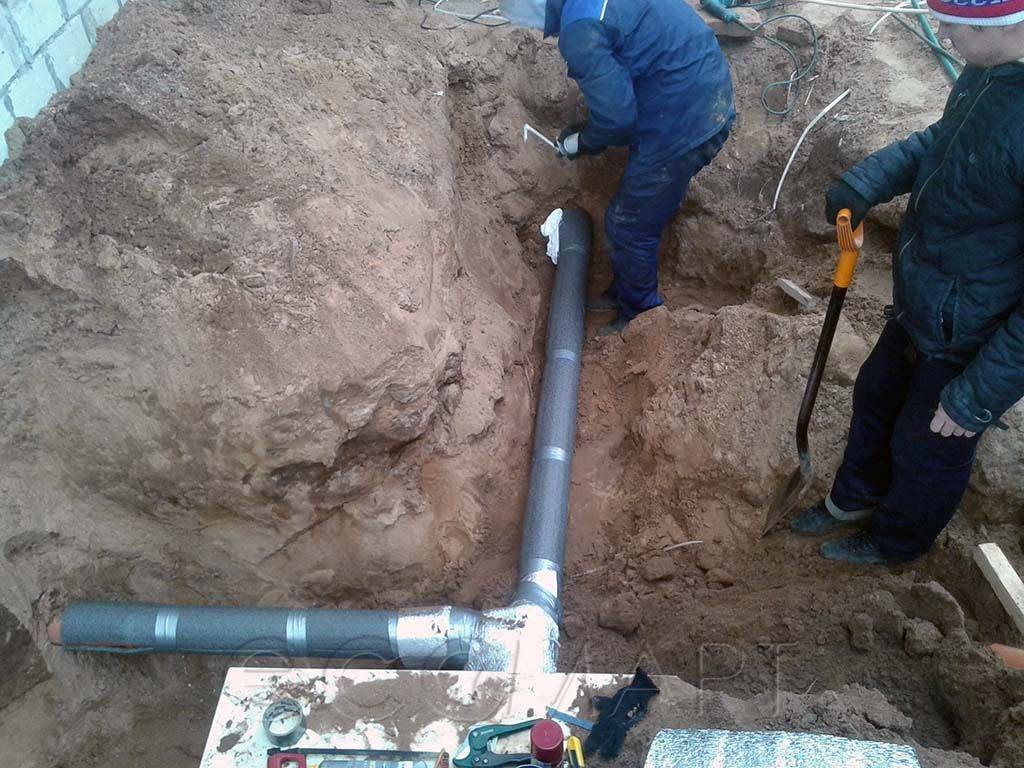 Способы утеплить водопроводную трубу на улице, над и под землей, под полом дома