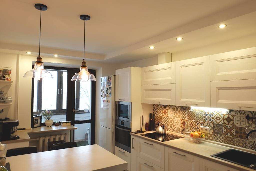Освещение на маленькой кухне с натяжным потолком фото