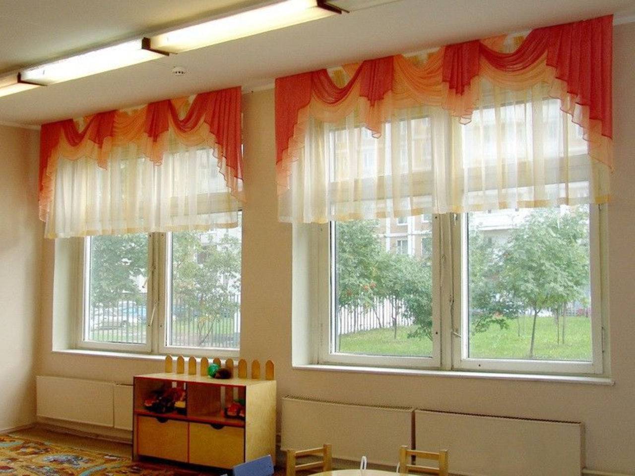 Короткие шторы для детского сада