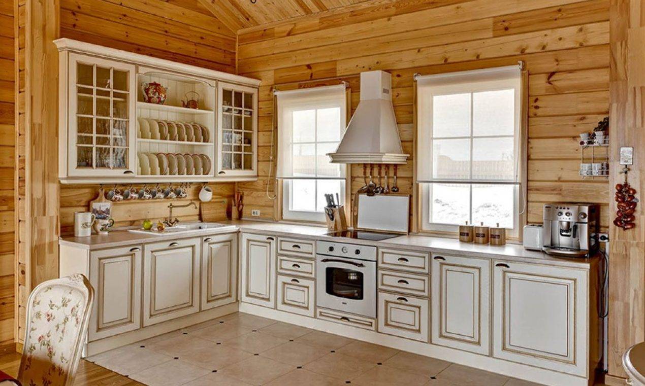 Кухня в деревянном доме: дизайн интерьера на даче, отделка в брусовой даче, современный кухонный гарнитур в бревенчатом срубе, с печкой