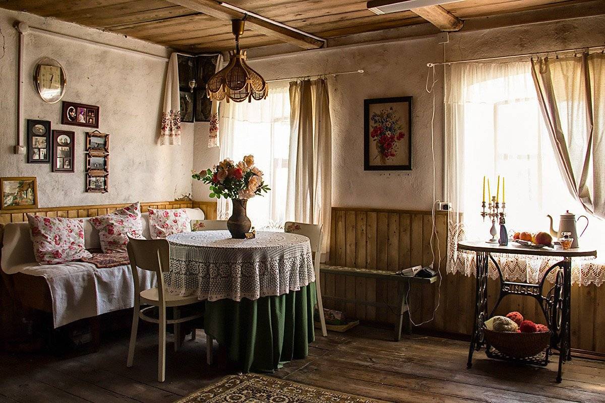 Необыкновенно уютные и стильные гостиные с интерьером в деревенском стиле