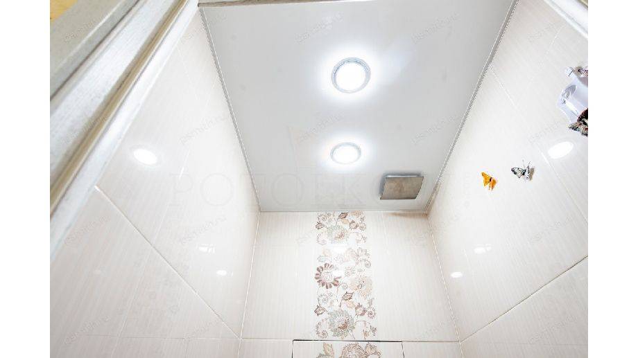 Натяжной потолок в туалете - фото различных вариантов оформления, плюсы и минусы