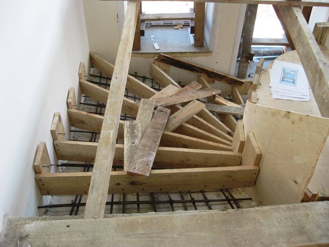 Как сделать бетонную лестницу на второй этаж в частном доме своими руками: пошаговая инструкция +видео