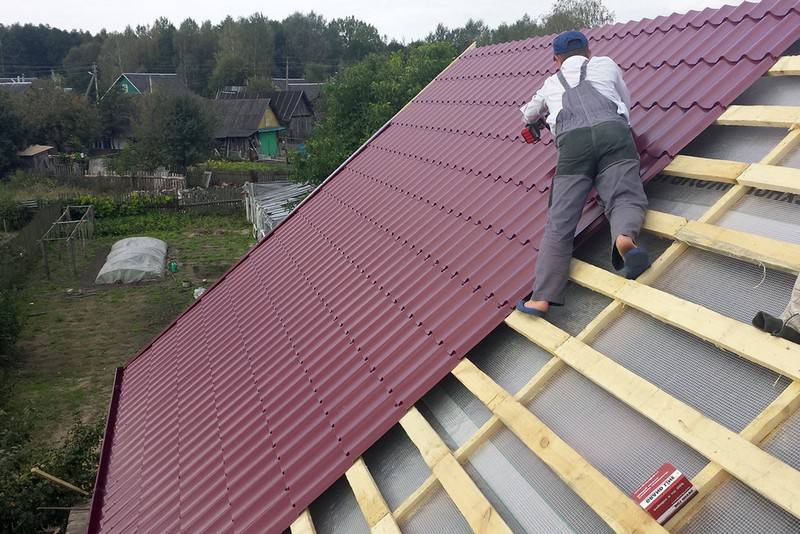 Строительство крыши из металлочерепицы без помощи наемников