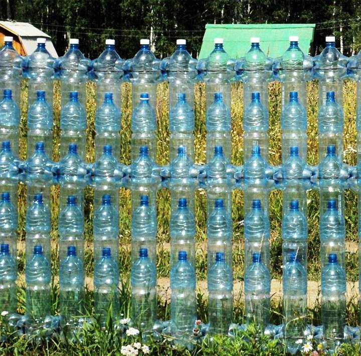 Забор из пластиковых бутылок для дачи