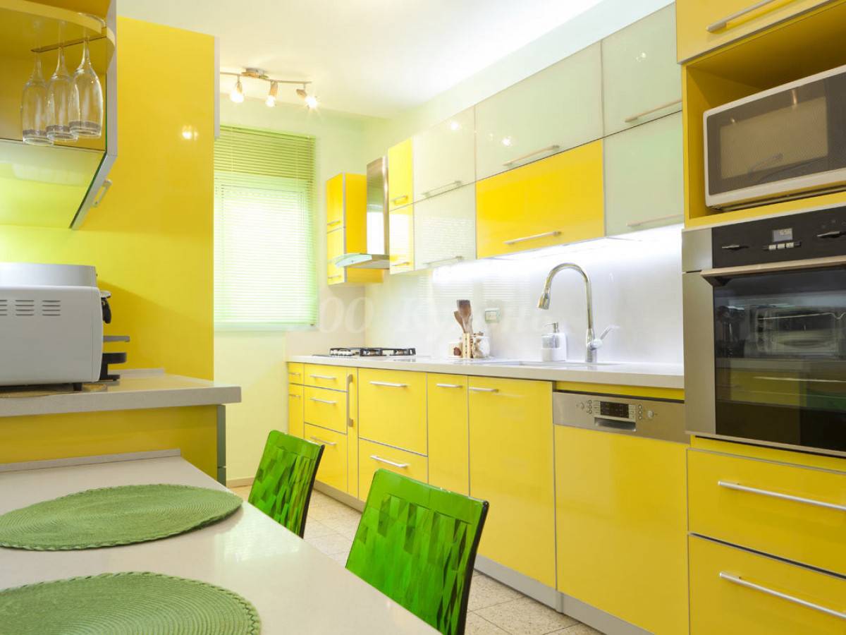 Желто зеленая кухня. Кухня в желтом цвете. Кухня в желто зеленом цвете. Желтая кухня в интерьере.