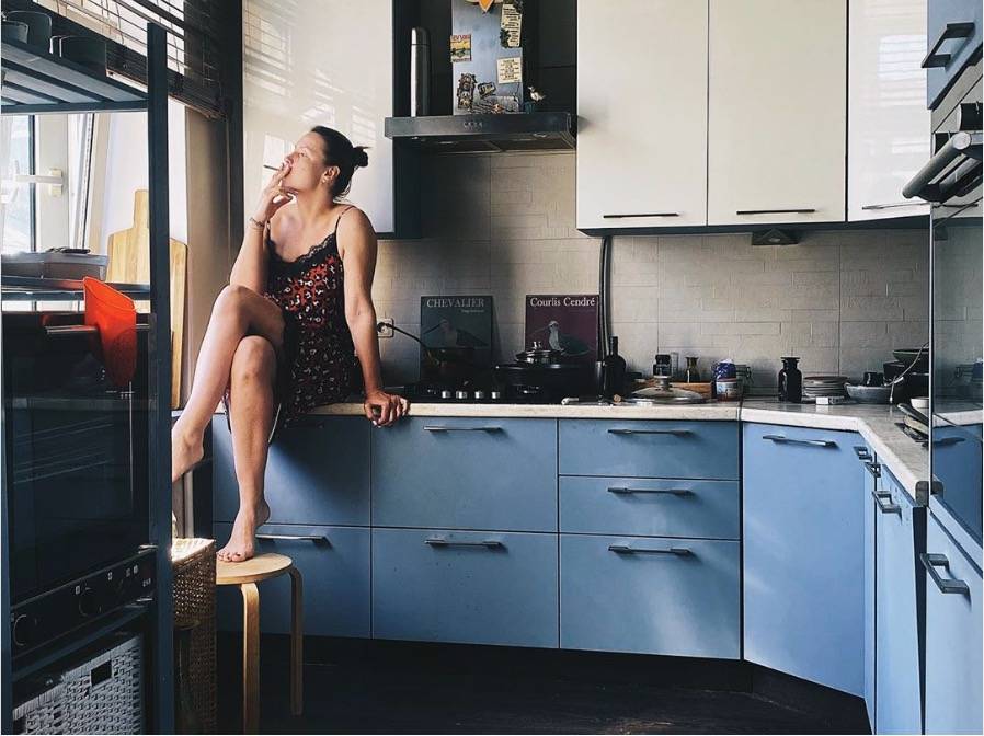 Sirok Lukinova. Женщина стоит на кухне. Кто стоит на кухне. Маму стоя на кухне