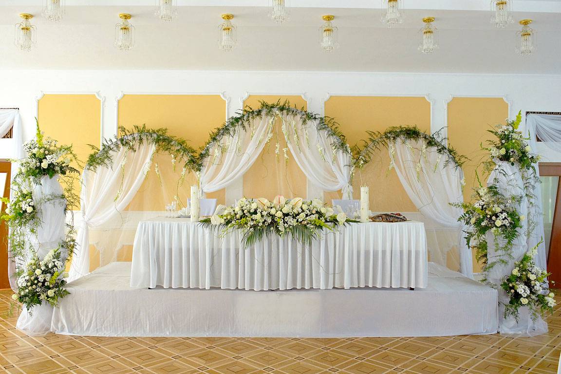 Недорогие идеи украшения зала на свадьбу своими руками
