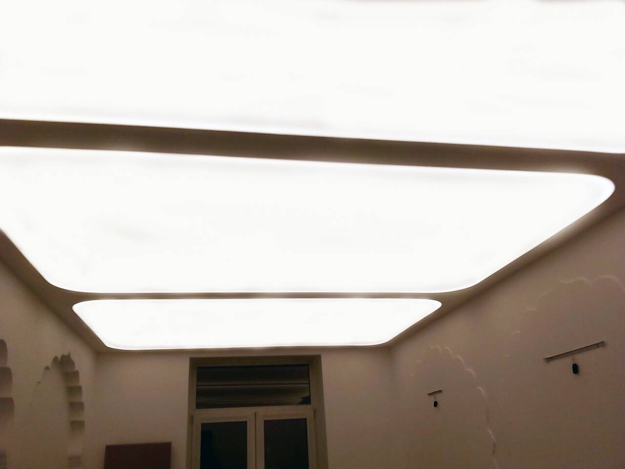 Потолок из оргстекла с подсветкой: виды, различия