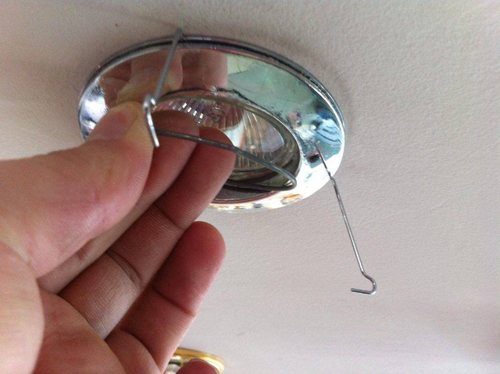 Как снять лампочку с подвесного потолка