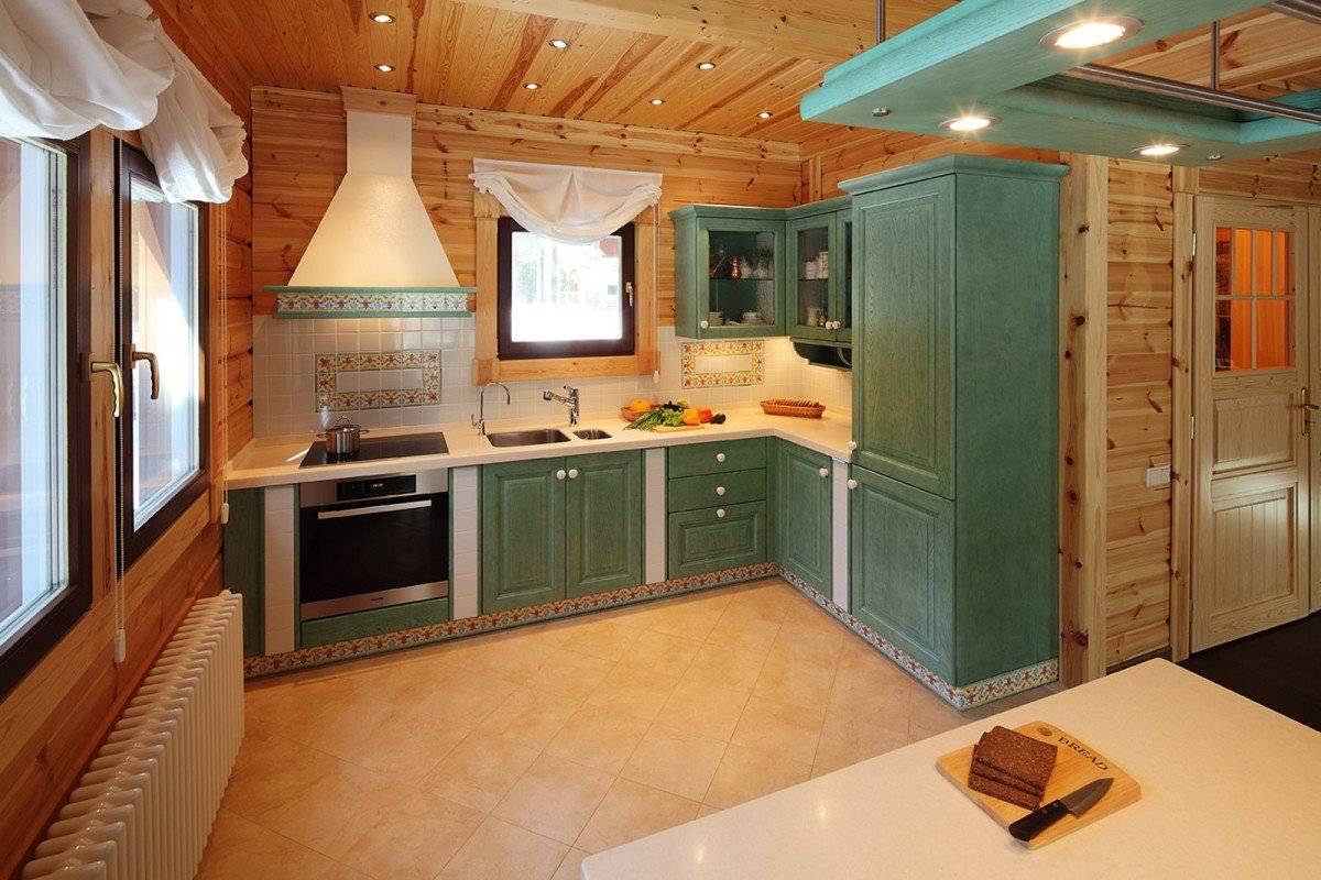 Фартук в деревянном доме. Кухня в деревянном доме. Интерьер кухни в деревянном доме. Деревянная кухня в деревянном доме. Кухня в доме из бруса.