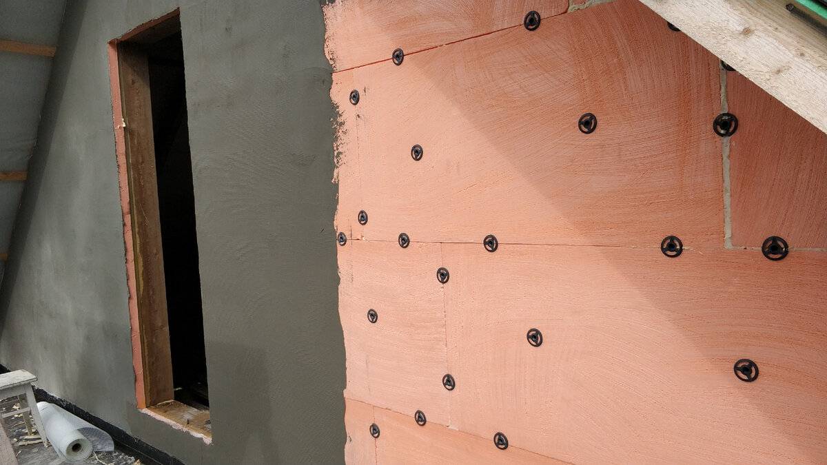 Чем штукатурить пеноплекс снаружи дома: оштукатуривание цоколя, как шпаклевать фасад, декоративная грунтовка внутри помещения своими руками