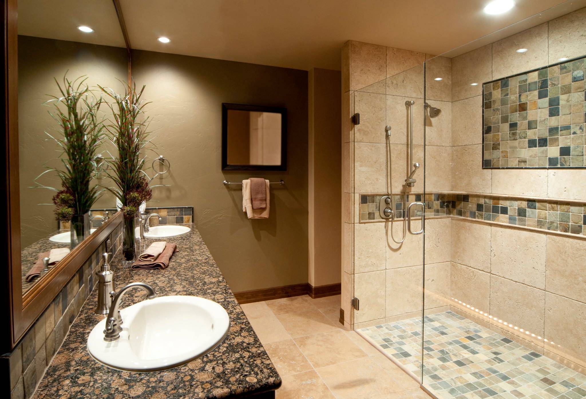 Ванная комната с душевой в частном доме дизайн фото