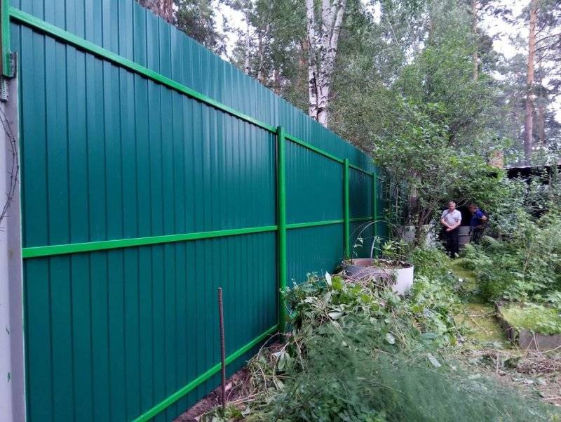 Пошаговая инструкция по строительству забора из профнастила своими руками