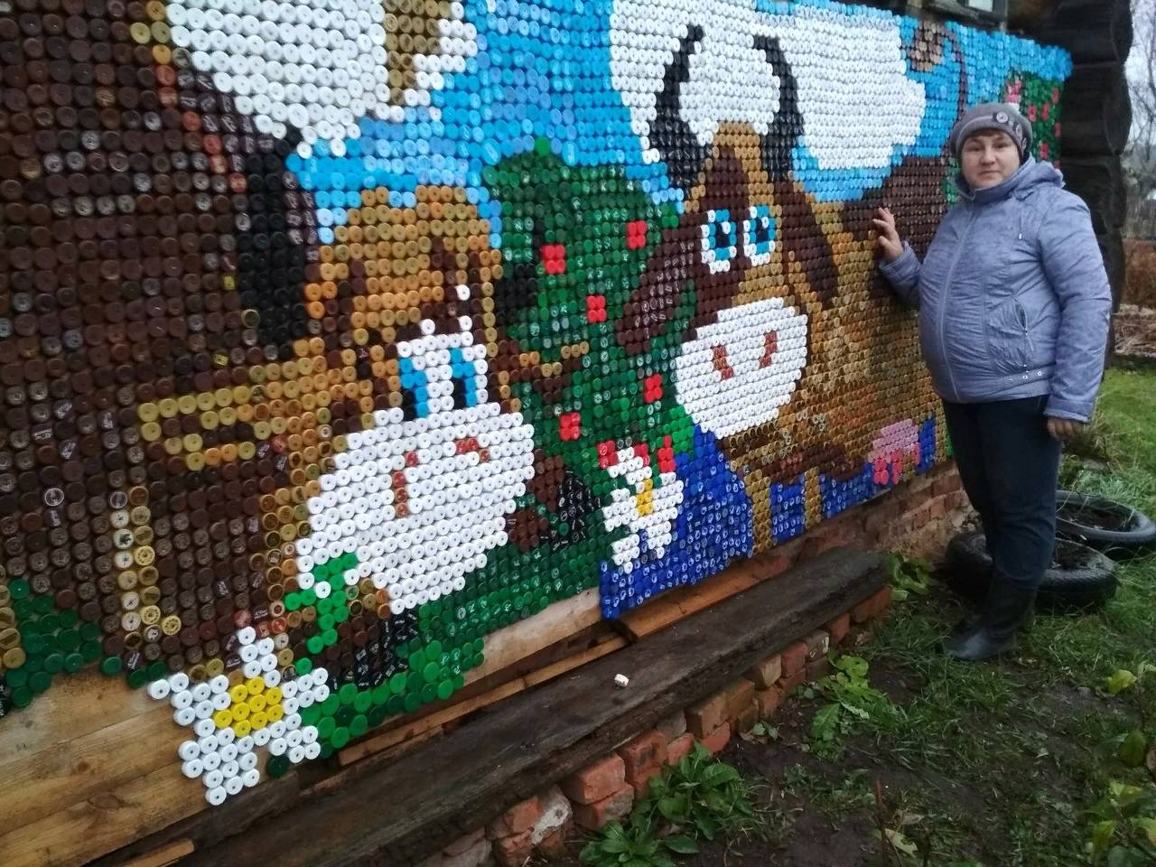 ваза из крышек от пластиковых бутылок