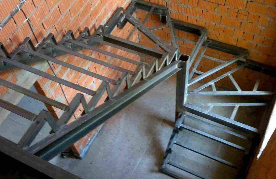 Лестница из профильной трубы своими руками: чертежи и пошаговый монтаж