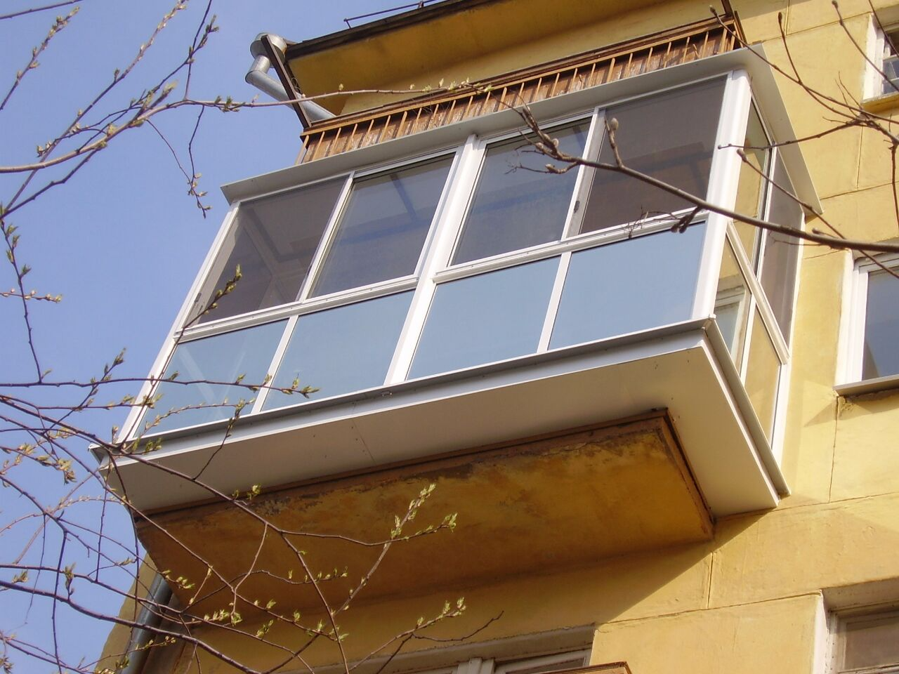 Балкон с выносом. Застекленные балконы с выносом. Расширение балкона. Выносное остекление балкона.