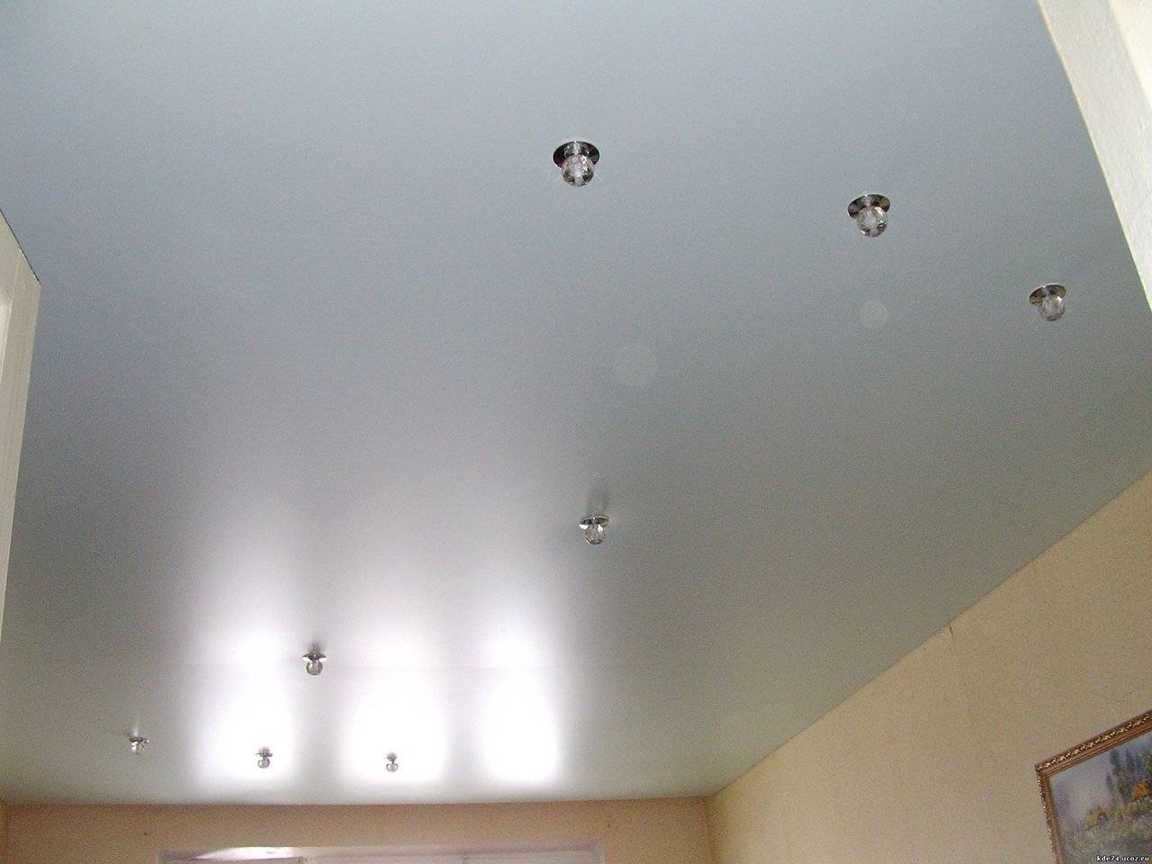 белый сатиновый натяжной потолок фото