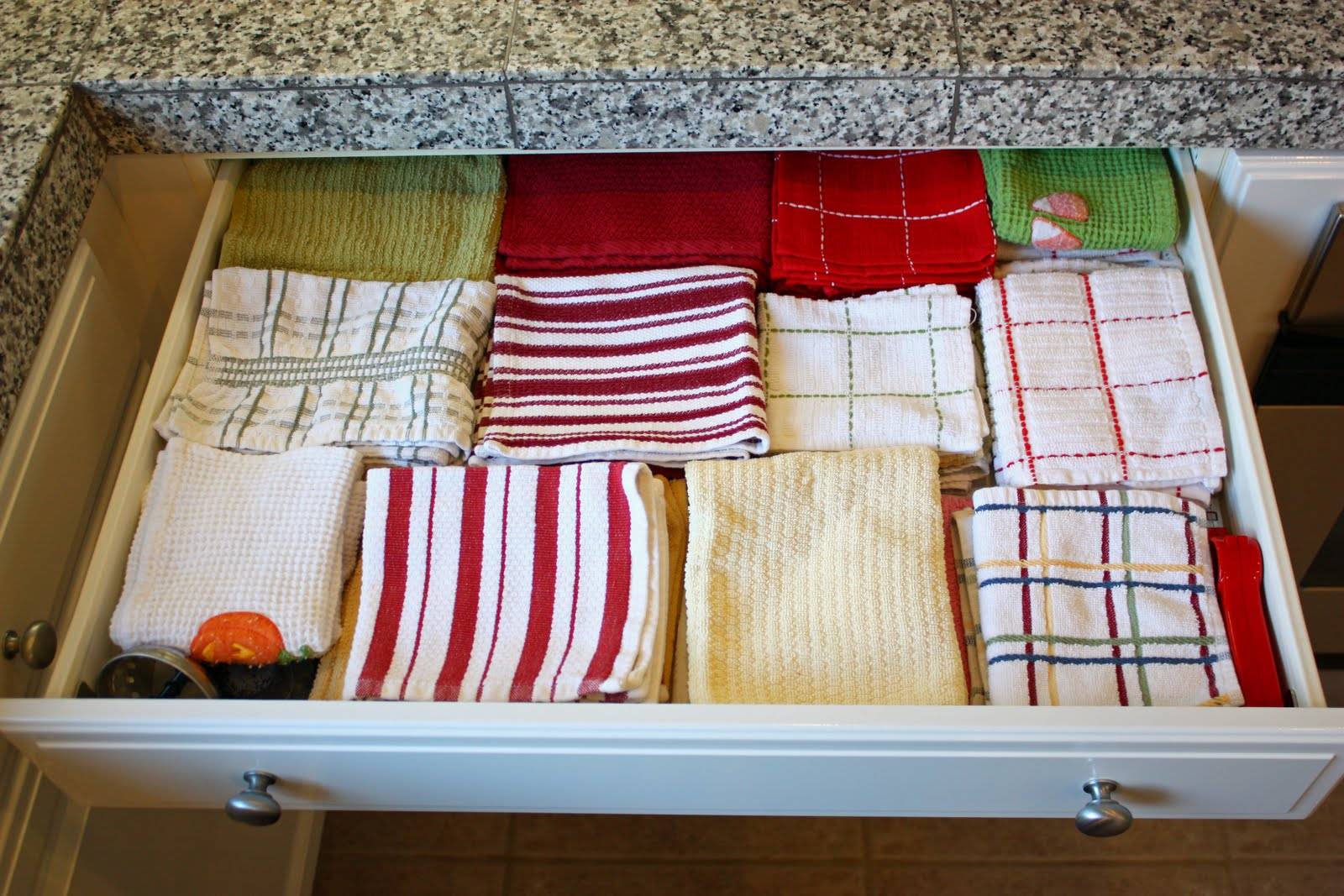 Сложенные кухонные полотенца. Хранение кухонных полотенец. Идеи для хранения вещей. Органайзер для полотенец на кухню. Хранение кухонных полотенец на кухне.