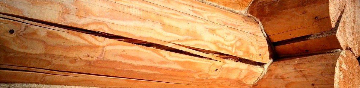 Трещины бани. Трещины усушки древесины. Оцилиндрованное бревно трещины. Трещины на деревянных балках. Трещины в брусе.