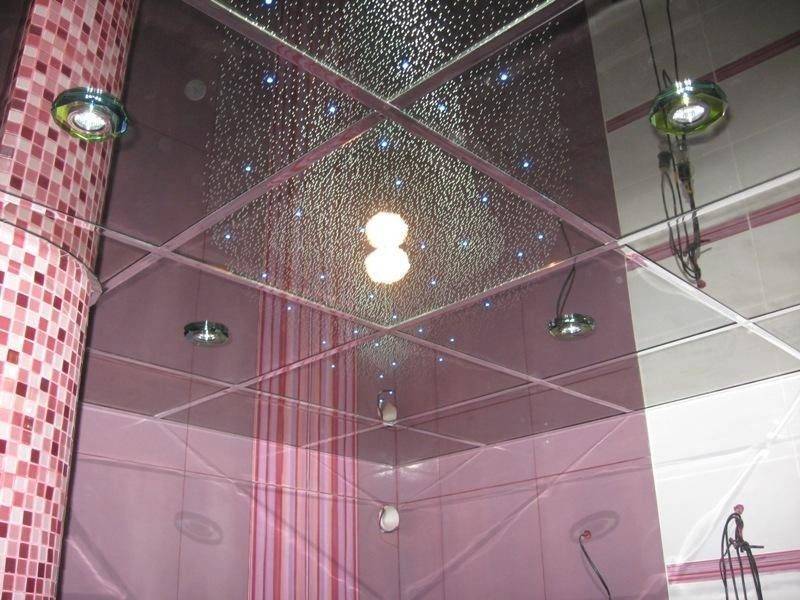 6 вариантов зеркального потолка в ванной