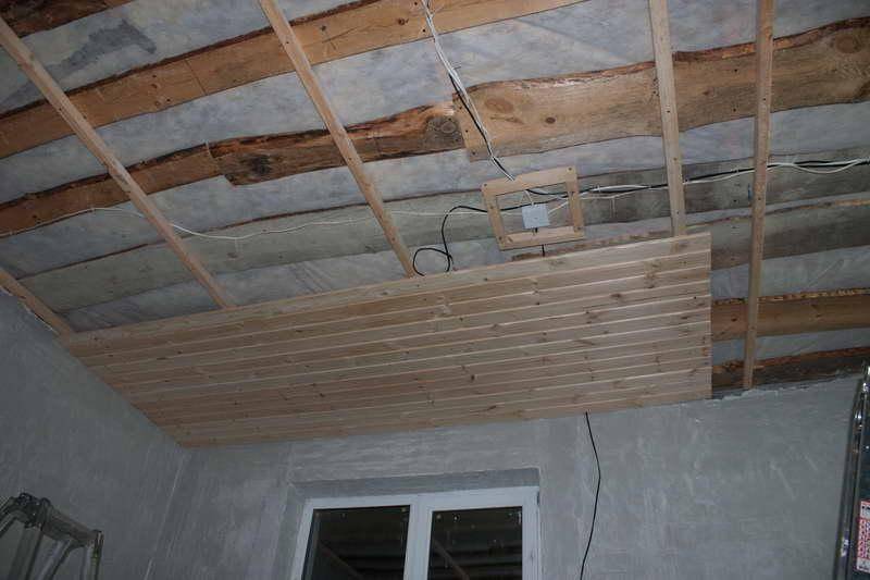 Чем обшить потолок в деревянном доме из бруса: что лучше для частного, материалы и фото