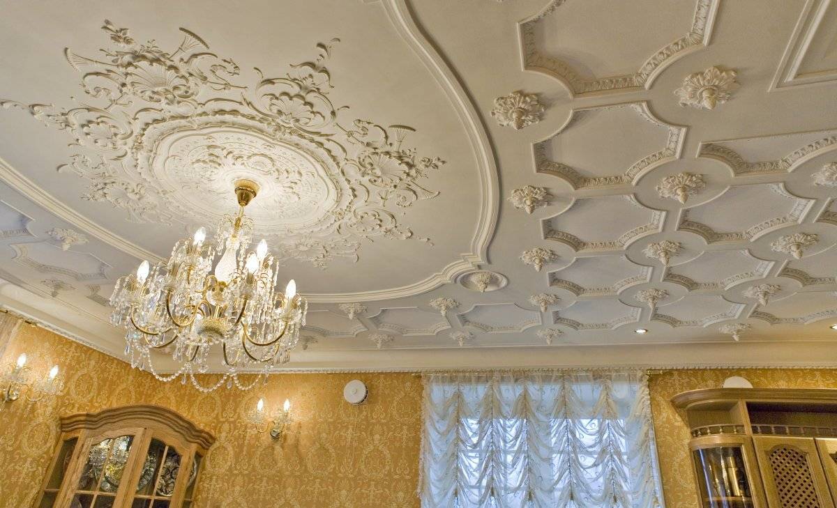 Лепнина на потолке