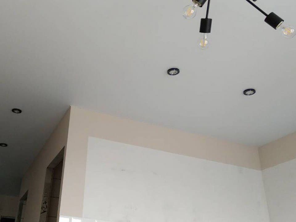 Матовый натяжной белый потолок + фото