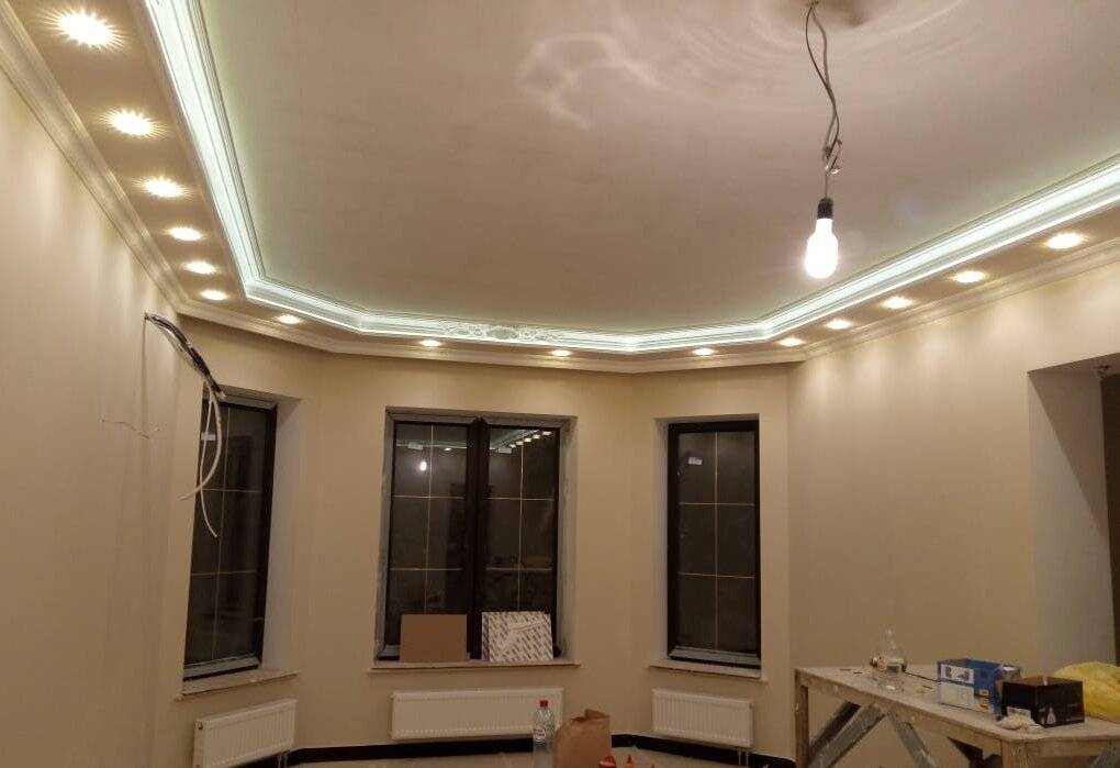 Монтаж двухуровневого потолка из гипсокартона со встроенной подсветкой