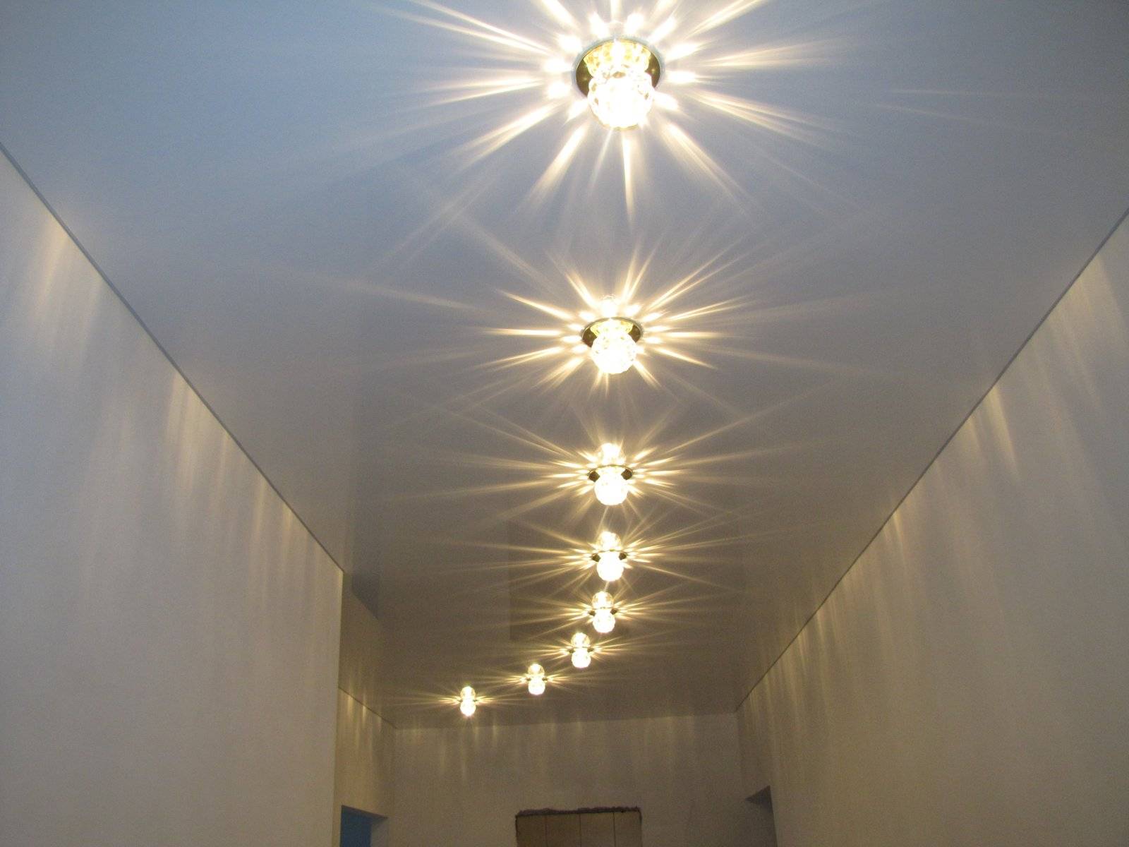 варианты точечного освещения на натяжном потолке на кухне