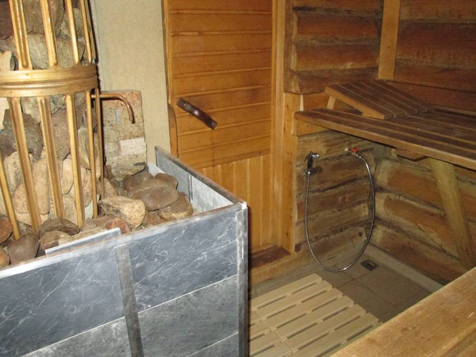 Себе в удовольствие: из чего и как сделать парилку