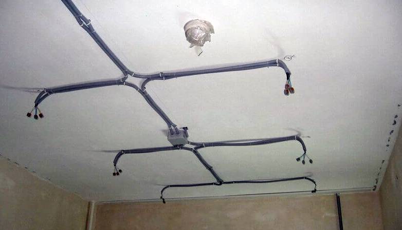Электрика по потолку: прокладка кабеля, проводка в квартире под натяжным потолком, разводка света в гофре, крепление проводов, чем и как крепить электропроводку к потолку