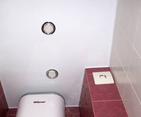 Натяжной потолок в туалете (7 фото)
