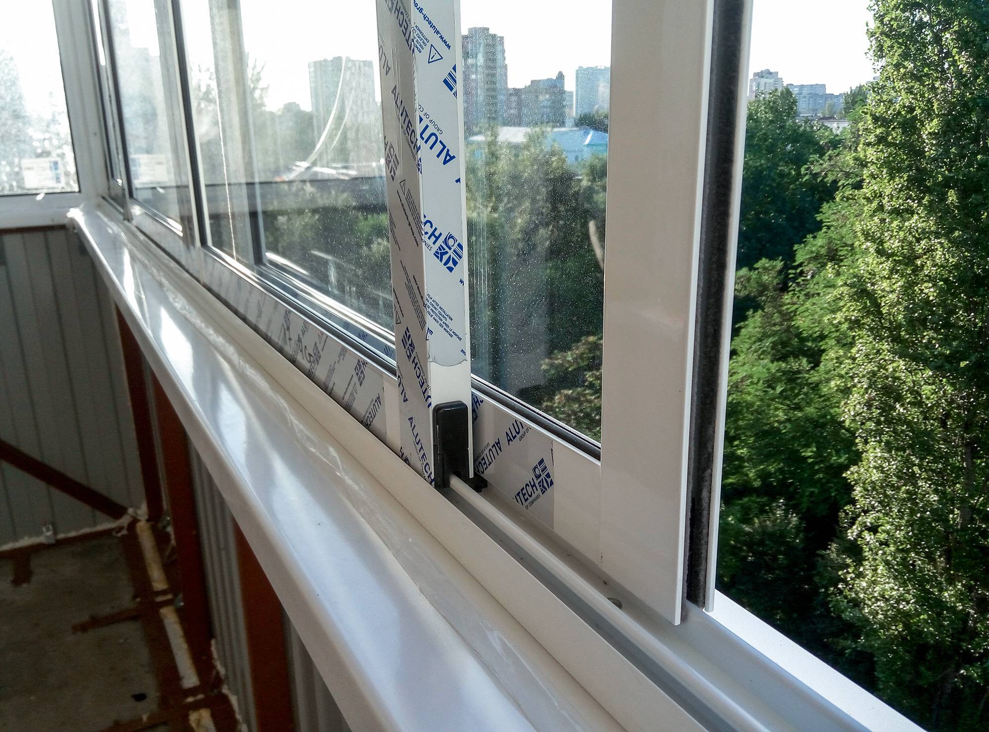 Алюминиевый профиль для раздвижных окон на балкон