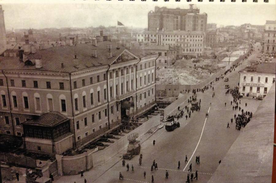 Перенесли здание. Перенос зданий в Москве на Тверской 1939. Саввинское подворье передвижка. Перенос домов на Тверской улице 1935. Дом который двигали на Тверской.