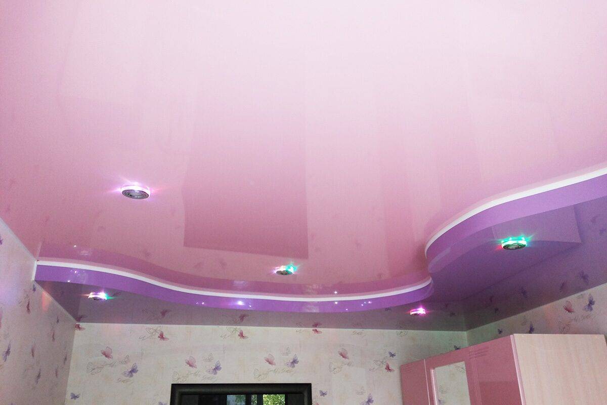 Навесные потолки розовые