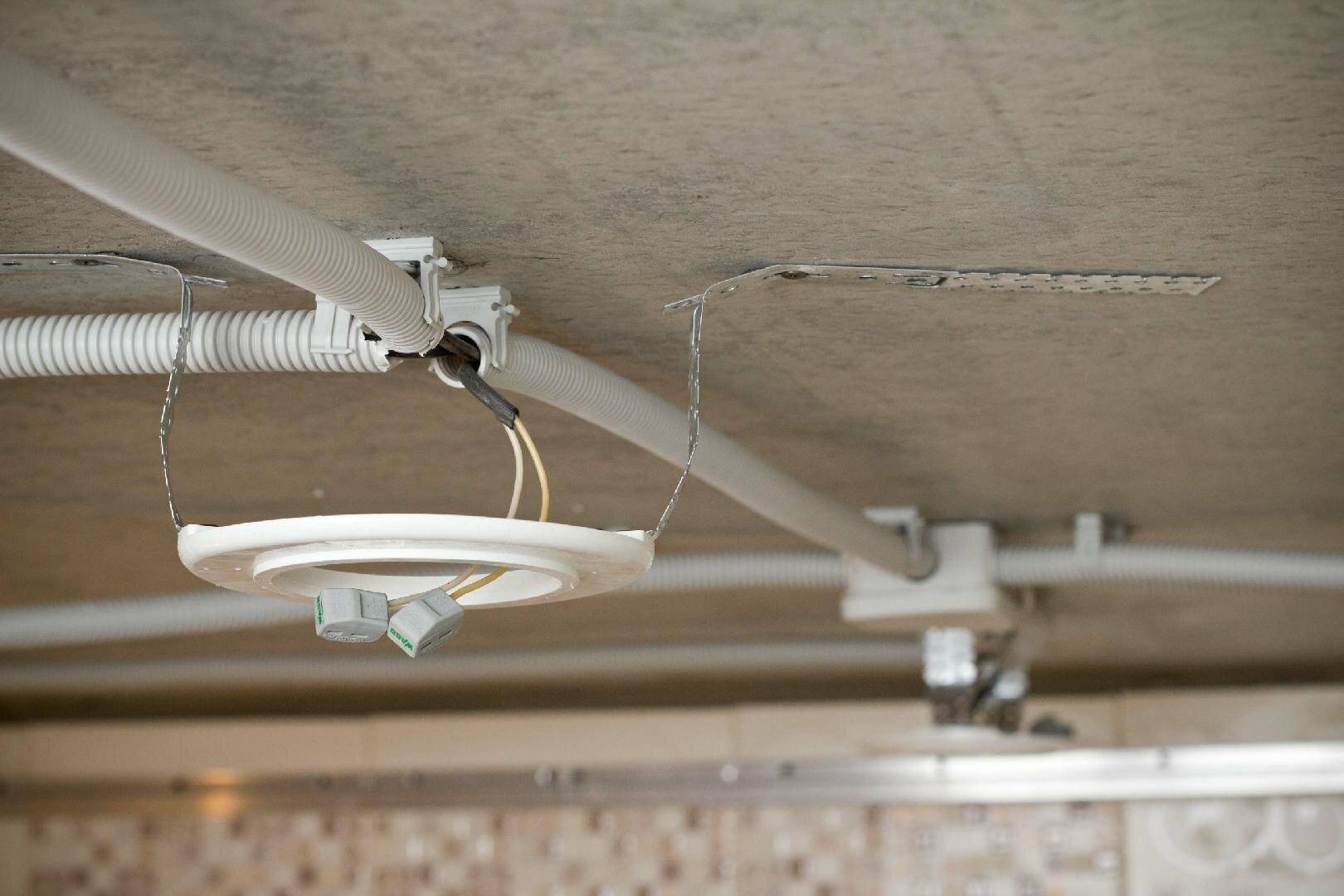 Как правильно сделать проводку под натяжным потолком » сайт для электриков - советы, примеры, схемы