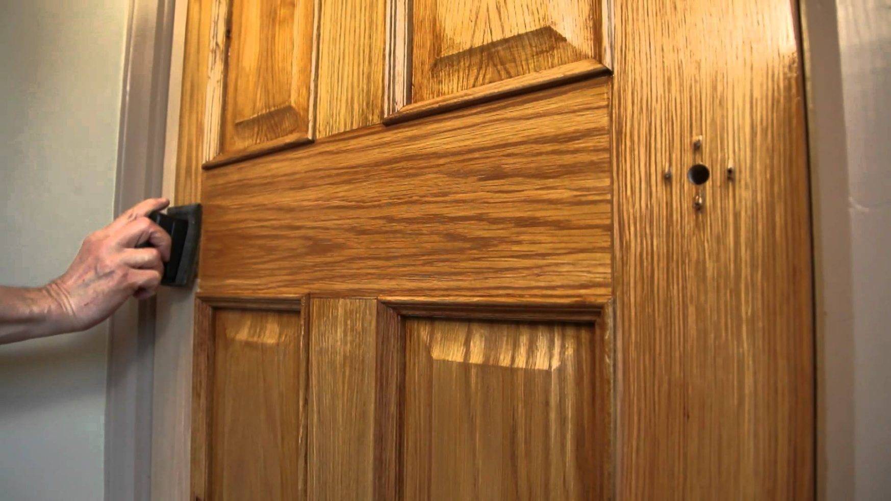 Найти ремонт дверей. Деревянная дверь. Покрытие для деревянных дверей. Окрашенная деревянная дверь. Дверь деревянная лакированная.