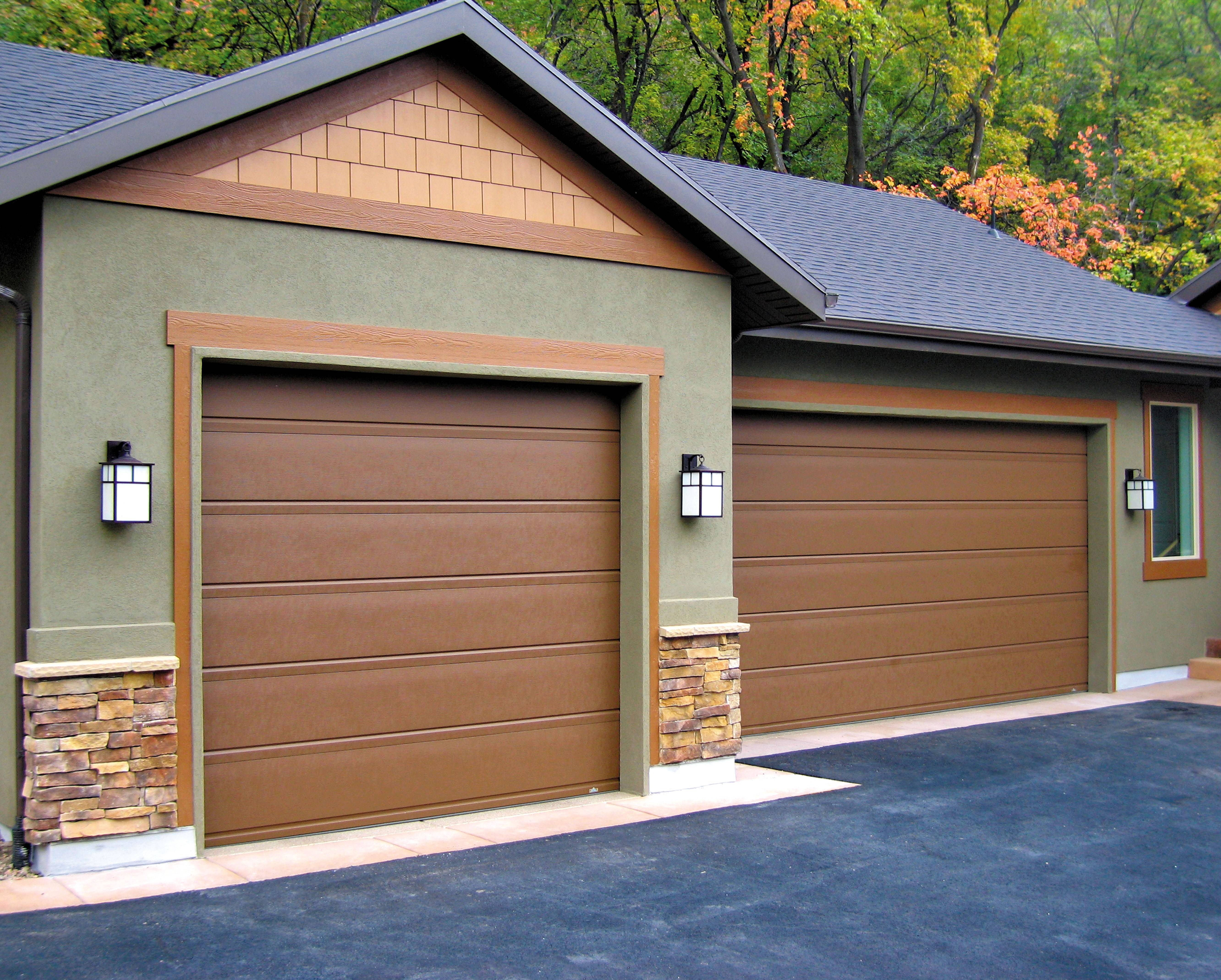 Варианты отделки гаража. Фасад гаража. Отделка гаража снаружи. Автоматические гаражные ворота. Отделка гаража с наружим.