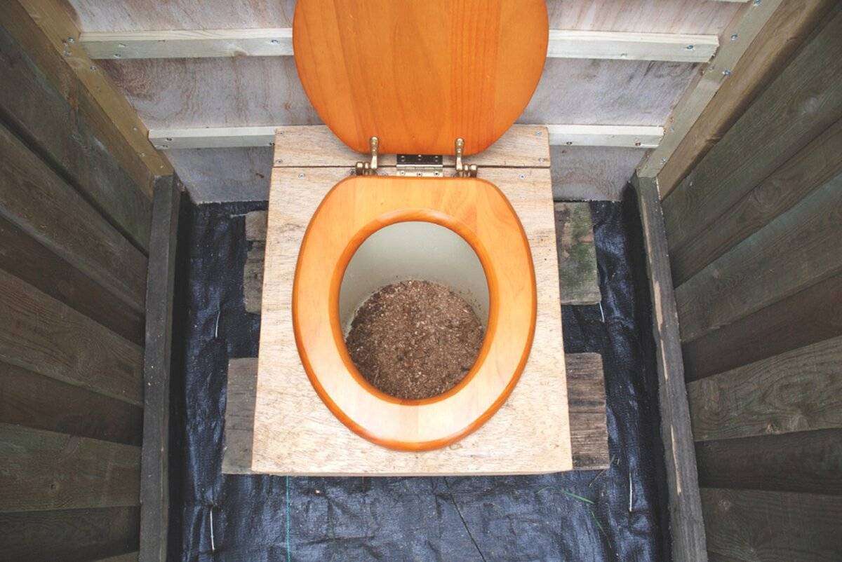 установка унитаза в дачном туалете над ямой