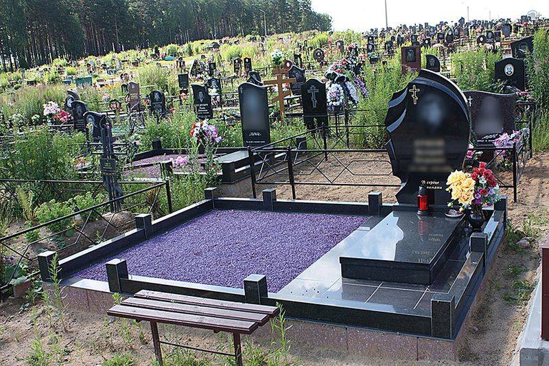 Оформление могил искусственными цветами, цветниками, плиткой на кладбище
