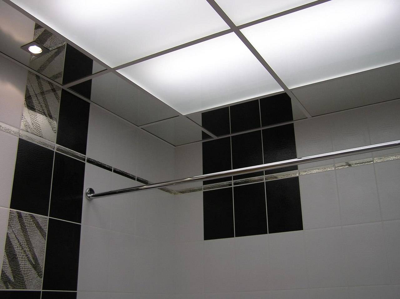 Зеркальный потолок в ванной комнате: практические советы от мастера