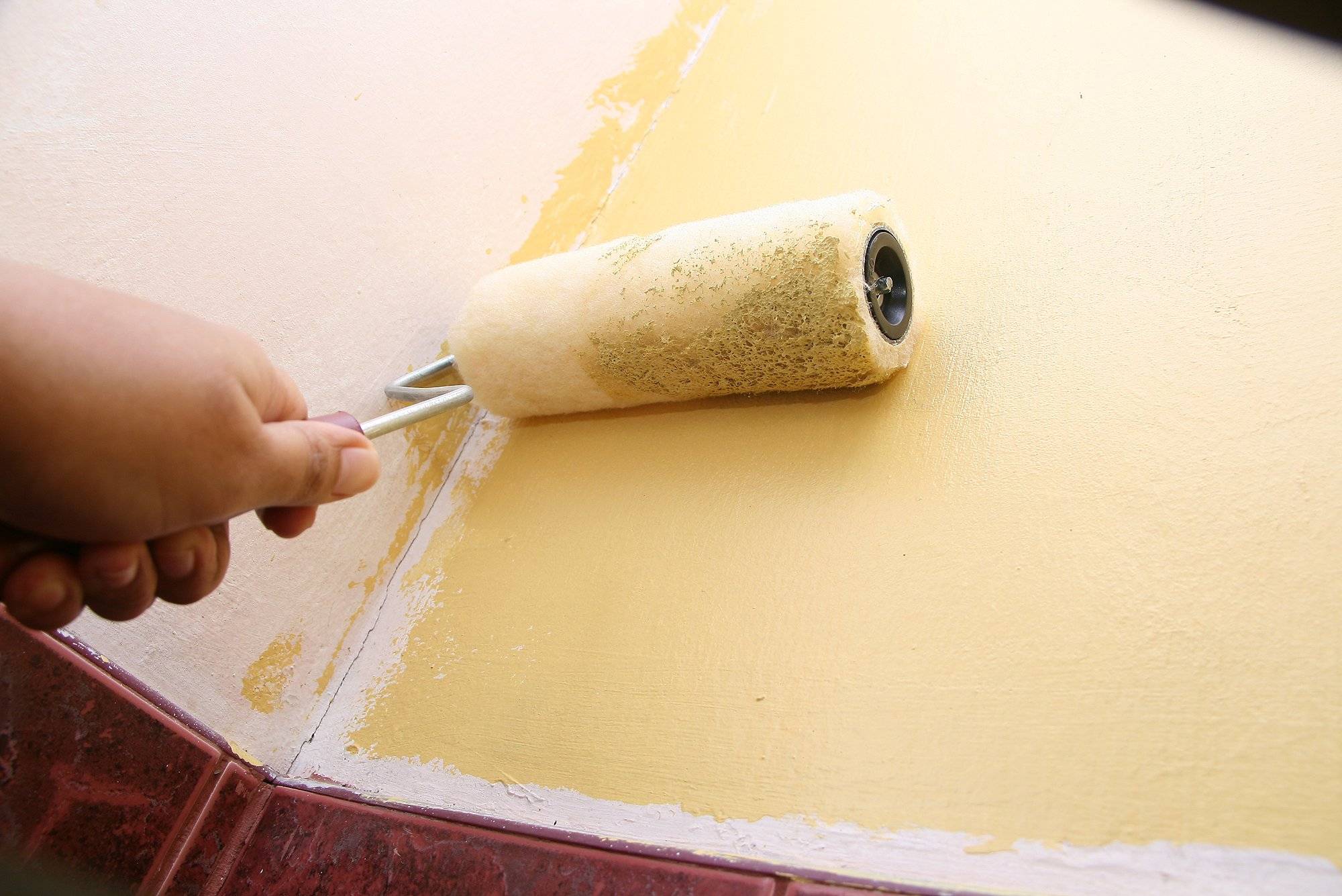 Как красить обои под покраску на стене своими руками