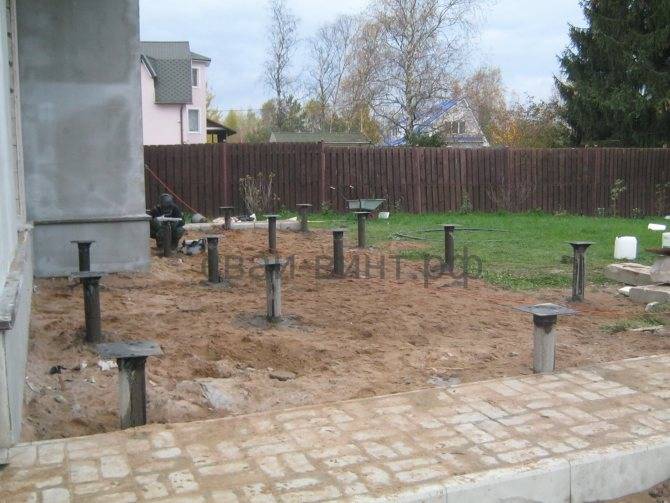 Пристраиваем веранду на сваях к дому