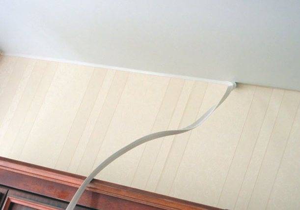 Натяжной потолок нужен ли потолочный плинтус