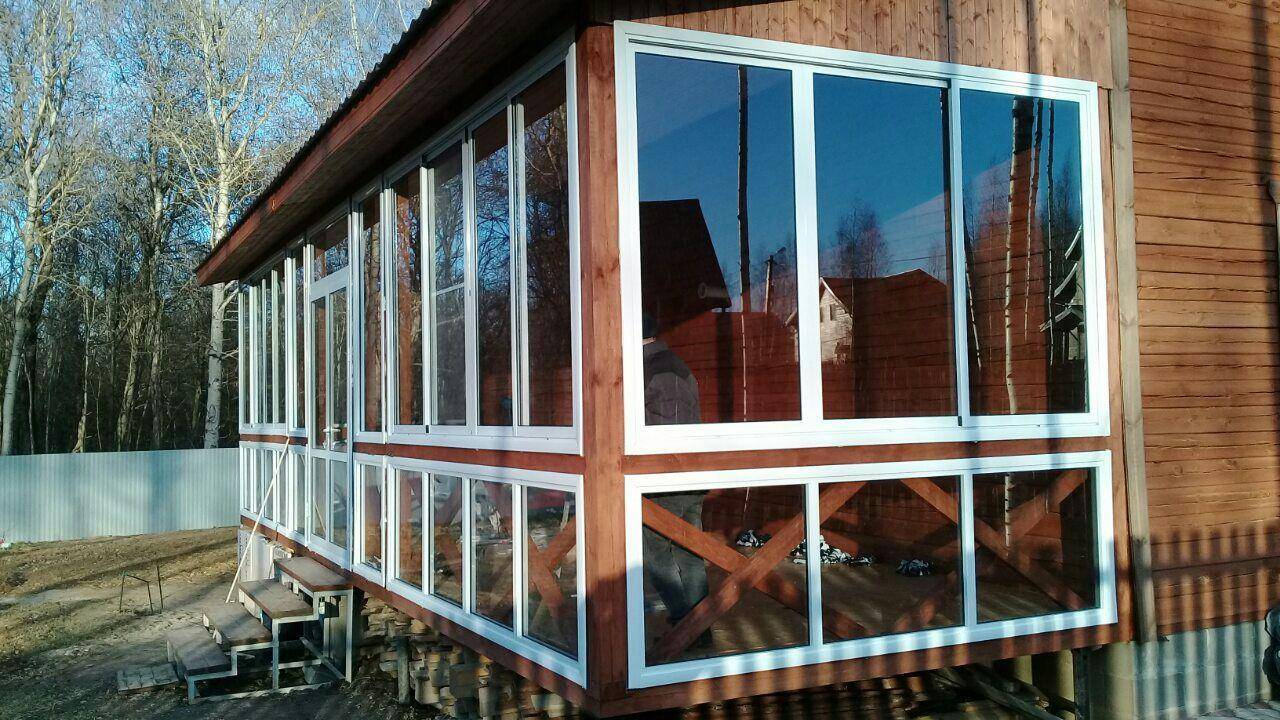 Купить окна веранды даче. Алюминиевые окна на веранду. Остекление террасы пластиковыми окнами. Раздвижныокна для в5ранды.