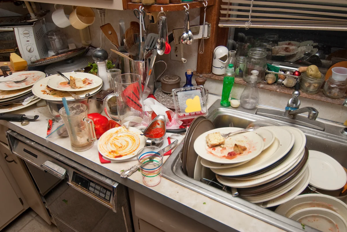 Грязная посуда на кухне. Гора посуды. Гора грязной посуды. Грязная посуда в раковине.